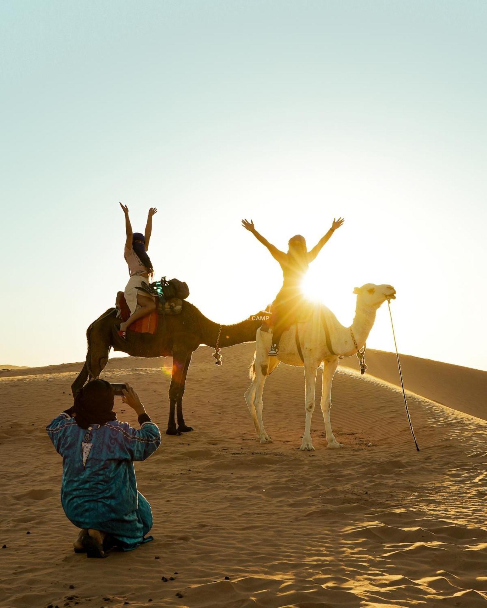 The White Camp - Your Merzouga Luxury Desert Camp & Erg Chebbi Dunes Camel Riding Ngoại thất bức ảnh